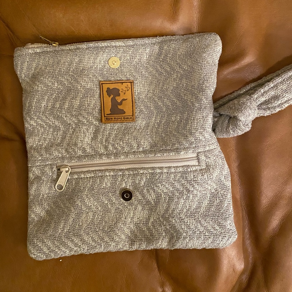 NWOT Gray and white clutch purse